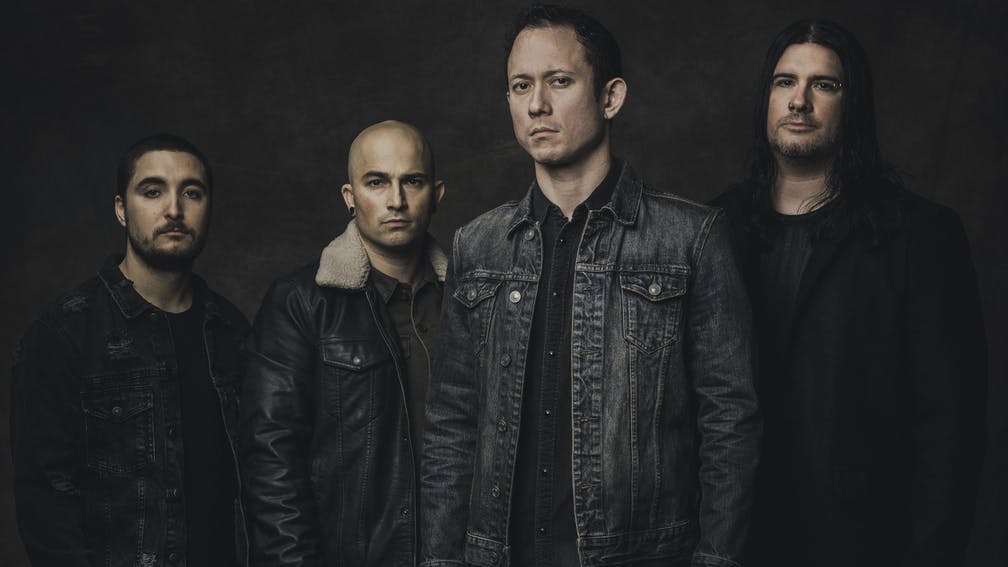 Matt Heafy a sauté hors de scène pour attraper un crowdsur …