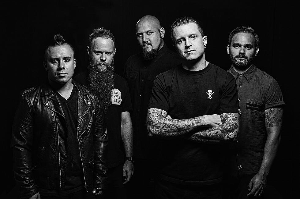 ATREYU : Alex Varkatzas quitte le groupe !