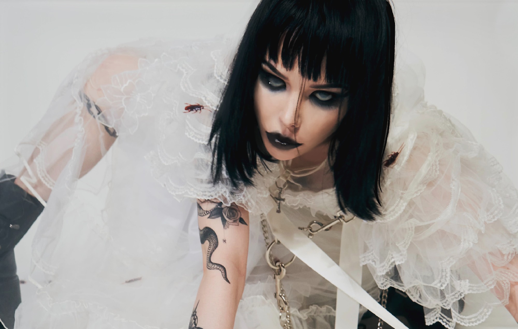 Alice Glass reporte la sortie de son album mais sort un nouv …