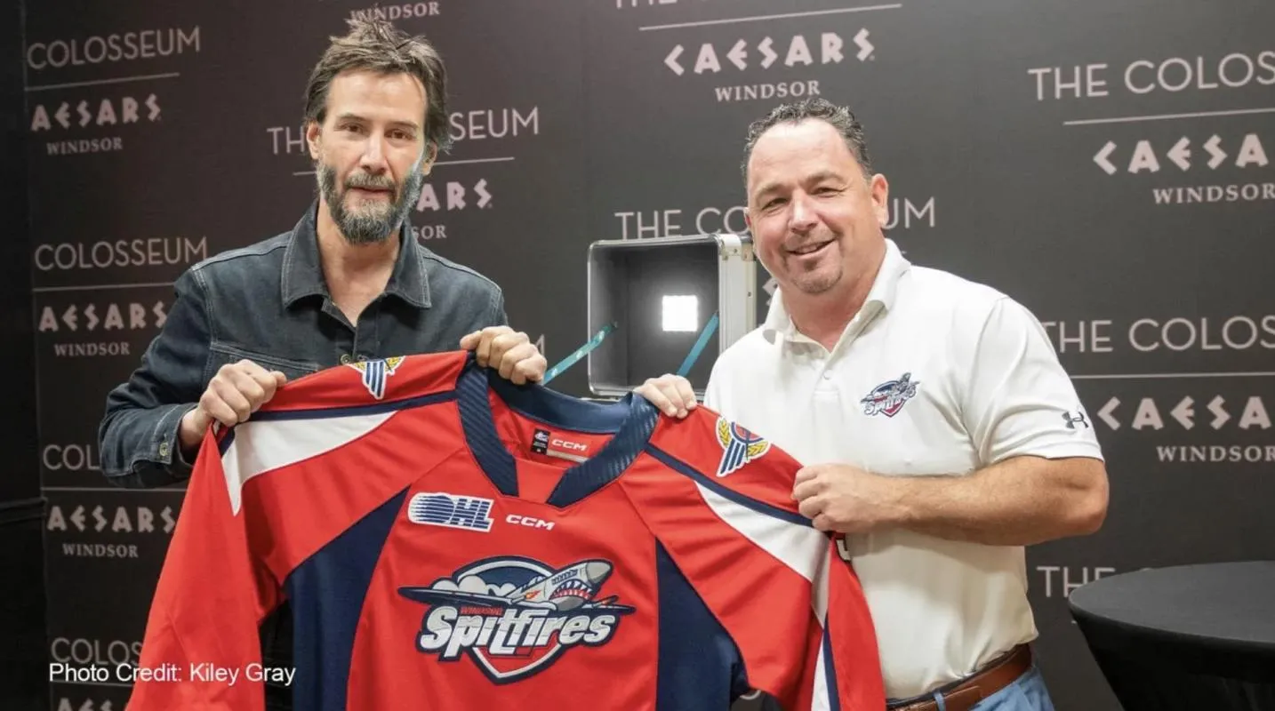 KEANU REEVES retourne sur au Hockey